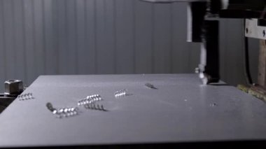 Bileme Makinası bu şekillendirme için metal detayların üst katman kesme, metal talaşı düşüyor, yakın çekim