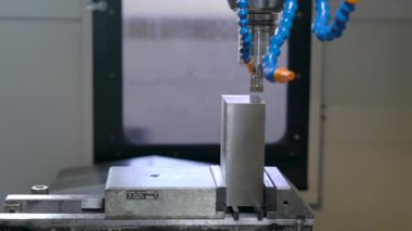 Otomatik endüstriyel makine delme ve sondaj bir atölyede, yakından görmek küçük metal detay