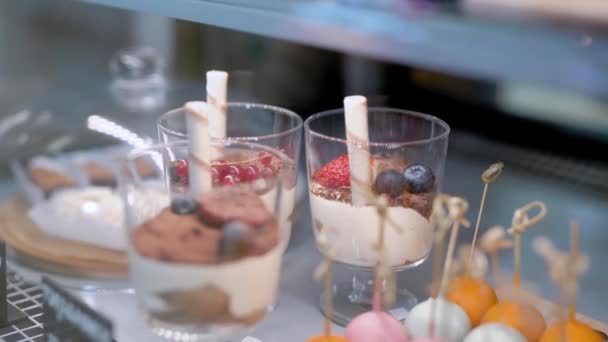 Vrouw Neemt Zoete Desserts Met Verse Bessen Aan Een Bril — Stockvideo