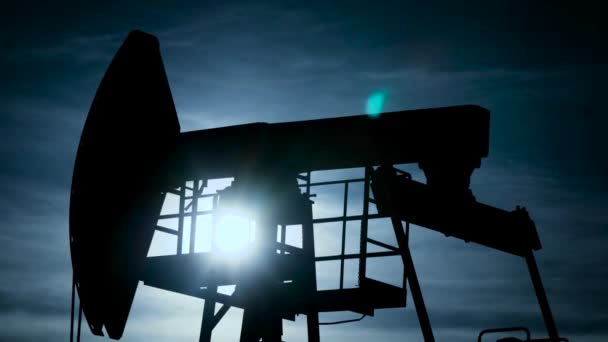 Sziluettjét nagy pampjack pumpáló kőolaj és a földgáz, az ember a föld felszíni helyét — Stock videók