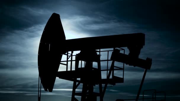 Bomba de óleo está trabalhando e tirando de debaixo da superfície da terra um petróleo e gás — Vídeo de Stock