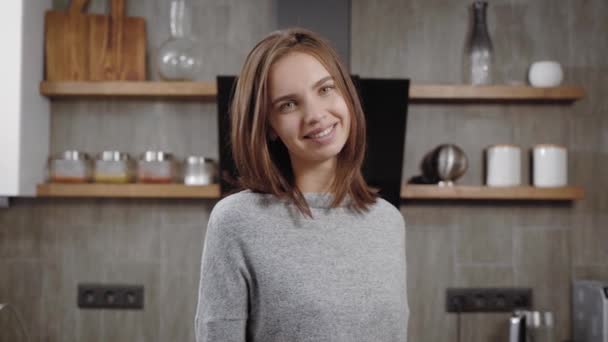 Encantadora Jovem Morena Está Sorrindo Uma Cozinha Apartamento Olhando Para — Vídeo de Stock