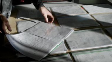 Tablo, tablo üzerinde bir belge klasörleri bir sürü planları üzerinde seyir profesyonel mühendis.