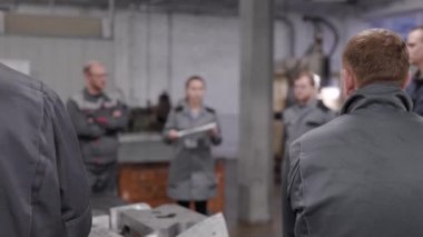 Fabrika çalışanları yeni hedefler foreman, çalışma soruları, tartışmaya ile bir toplantı için bir odada toplandı.