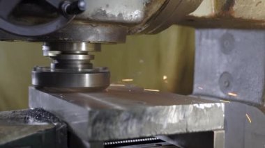 Metal bir toplu, endüstriyel makine parçası taşlama taşlama tezgahı diskin eğirme.