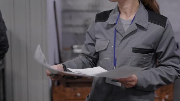 工厂工人交出特殊纸质文件 工厂蓝印的特写镜头 讨论工作文件的产业工人 — 图库视频影像