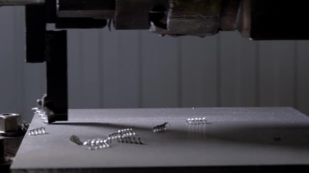 Close-up van een Cnc frezen machine werken, metaal chips op een metalen stuk. — Stockvideo