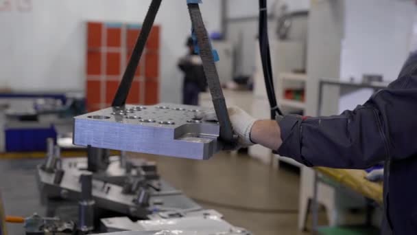 Trabalhador Fábrica Transportando Uma Peça Metal Pesado Guindaste Para Mesa — Vídeo de Stock