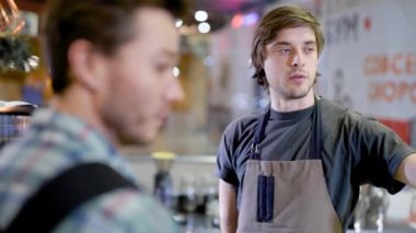 Bir barist ve bir kafe, istemci hizmeti, dostça konuşma konuşmak bir istemci yakın çekim.