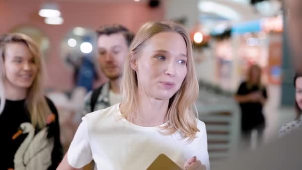 Piękne blond kobiece dyrektor café rozmawia przyjazny dla barista, ludzie stojący za. — Wideo stockowe