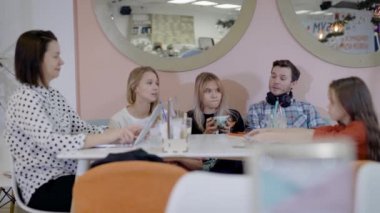 Grup arkadaşıyla birlikte, kafede oturan casualy hafta sonları Toplantı.