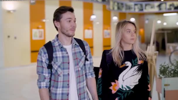 Joyeux jeune couple qui se balade le week-end dans un centre commercial . — Video