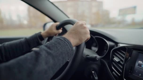 Shot van de passagiersstoel van een bekwaam bestuurder rijden van een auto, luxeauto. — Stockvideo