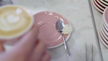 Kırpma barmen hizmet kapuçino