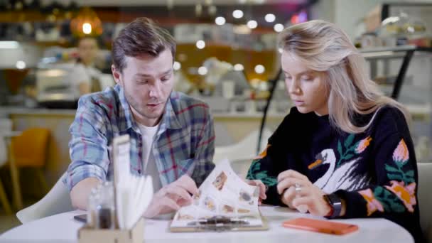 Fröhlicher Mann und Frau beim gemeinsamen Kaffee — Stockvideo