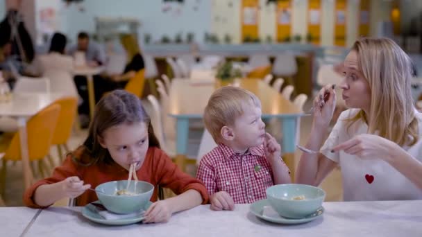 Vrouw met kinderen in café — Stockvideo