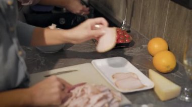 Birkaç arkadaş yemek yemek ve ev parti için hazırlanıyor, gece birlikte arkadaşlarıyla Close-Up.