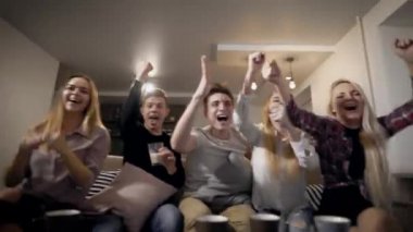 Spor hayranları erkek ve salon ve tezahürat ve çığlık izlerken spor maç, kanepede oturan kız. TV, büyük ruh izlerken spor.