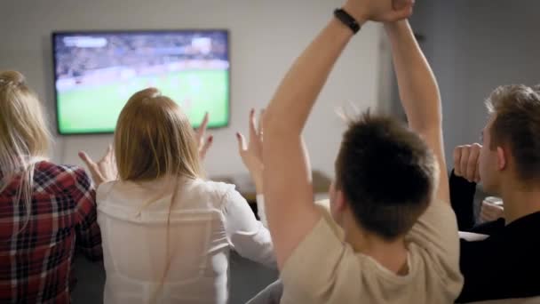 Jeune homme et femme regardant la télévision — Video