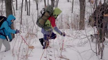 Sefer dört kişi. İnsanlar snowdrifts düşmek, zammını zor koşullarda gerçekleşir.