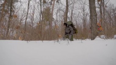 Sefer dört kişi. İnsanlar snowdrifts düşmek, zammını zor koşullarda gerçekleşir.