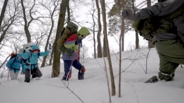 Sefer dört kişi. İnsanlar snowdrifts düşmek, zammını zor koşullarda gerçekleşir.