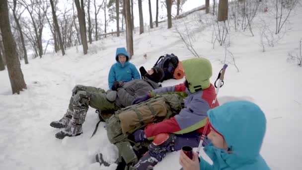 Una squadra di giovani si è fermata durante l'escursione. Il riposo è necessario durante le spedizioni difficili . — Video Stock