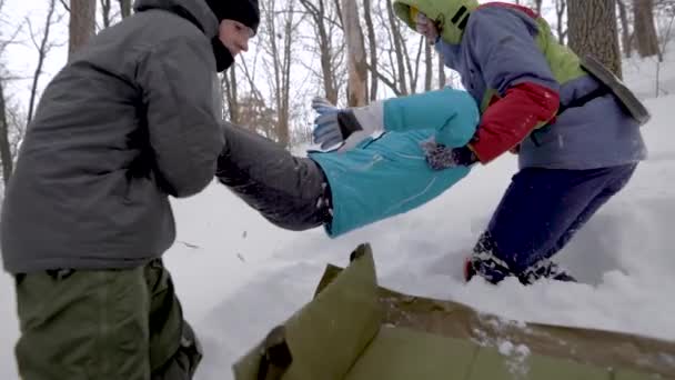 Während der Fahrt passierte ein Unglück, das Mädchen verletzte sich am Bein. Männer retten ihre Freundin während der Expedition. — Stockvideo