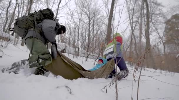 Pendant le voyage, un malheur s'est produit, la fille s'est blessée à la jambe. Les hommes sauvent leur petite amie pendant l'expédition . — Video