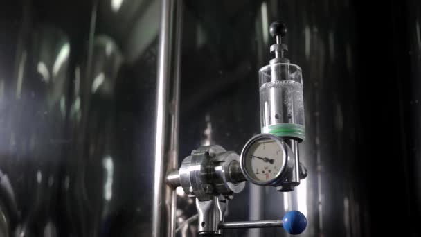 Het water borrelt in hydraulisch slot op tank met bier gisting in brouwerij winkel, detail mening van materiaal — Stockvideo