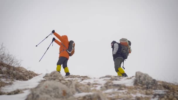 Twee mensen die de top bereiken en blijdschap — Stockvideo