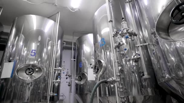 Planta de producción de cerveza, con grandes contenedores — Vídeos de Stock