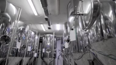 Bir Bira Fabrikasında Hizalanmış Konteynerlerin Yavaş Hareketi