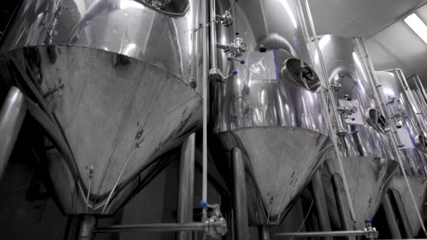 Långsamma rörelser av containrar i ett bryggeri — Stockvideo