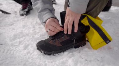 İki adam sefere çıktı. Profesyonel trekking botlar ve tozluk karda taşımak için yardımcı.