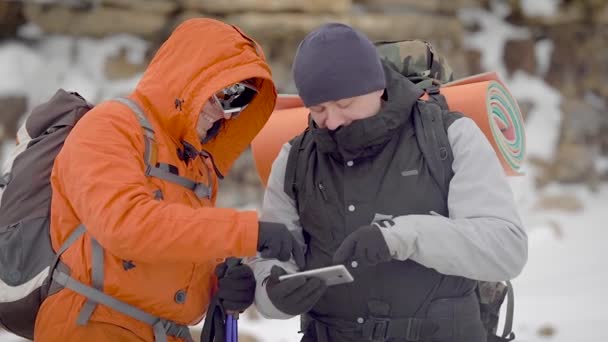 Ludzie patrzą na mapę podczas Trekking — Wideo stockowe