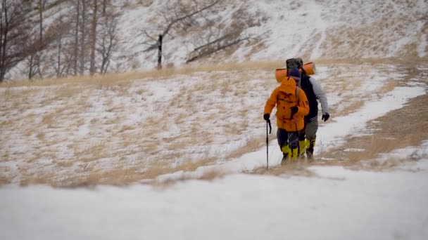 Un equipo de dos hombres van en una expedición. Condiciones difíciles del norte, cada paso es peligroso y difícil . — Vídeo de stock