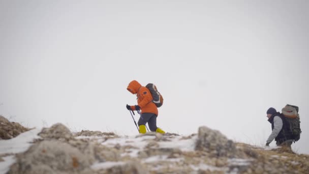 En expedition med två personer nådde toppen. Männen gjorde ett stopp. — Stockvideo