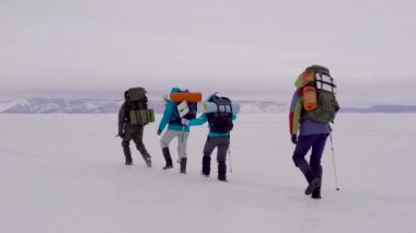 Dört genç karlı çölde yürüyüşe çıkıyor.