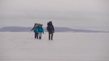 Karda Yürüyen Bir Grup