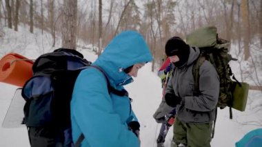 Genç kişilik bir ekibin bir sakatlık sırasında zam yaptı. Dinlenme sırasında zor seferleri gereklidir.