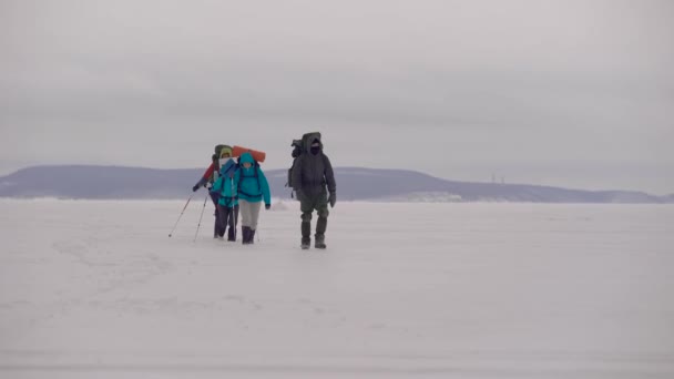 Skupina lidí chodící ve sněhu — Stock video