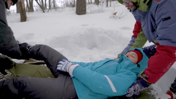 Hikers Helping Friend with Injury on Leg — Stock Video