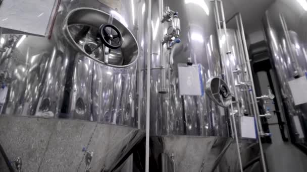 Destillationsanlagen in einer Brauereifabrik. — Stockvideo