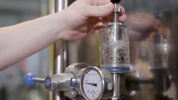 醸造所工場でチューブレバーを回す醸造業者のクローズアップショット. — ストック動画