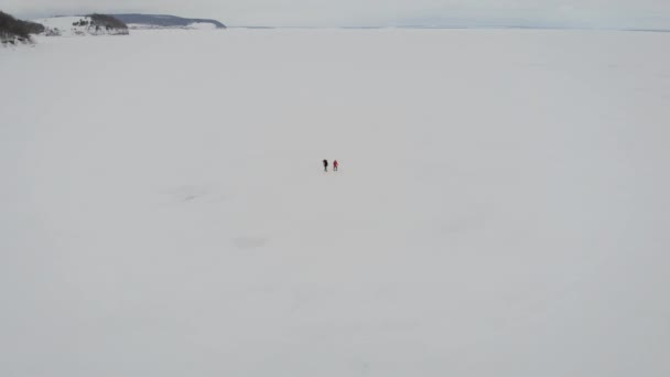 Drone tirant sur un gars en voyage en hiver. Randonnée sportive avec équipement . — Video