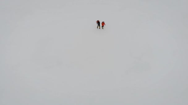 Drohnenaufnahmen eines Mannes auf einer Reise im Winter. Sportler beim Trekking mit Ausrüstung. — Stockvideo