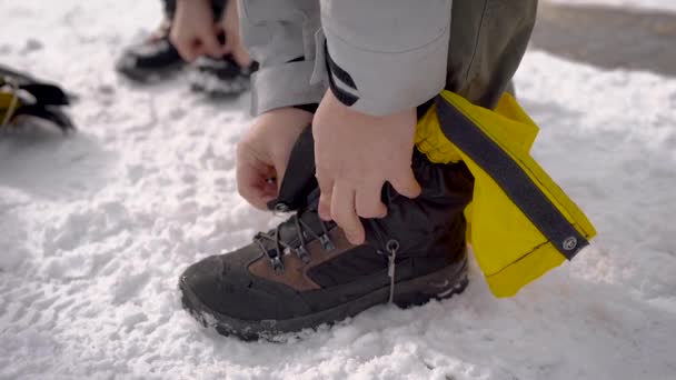 Odkryty zbliżenie z Hiker oddanie niektórych zamrożenie ochrony na nogach. — Wideo stockowe