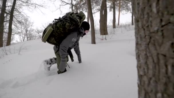 Grupo de cuatro amigos con grandes mochilas de senderismo en invierno juntos, el equipo va cuesta arriba . — Vídeos de Stock