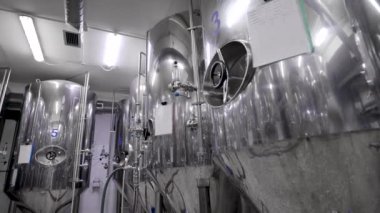 bira için malt püresi için metal sarnıçlar endüstriyel bira, yuvarlak panoramik görünümü dükkanında duruyor